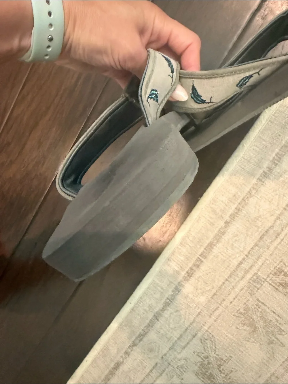 Tommy Bahama Men’s Size 10 Gray Marlin Embroidered Flip Flops Sandals